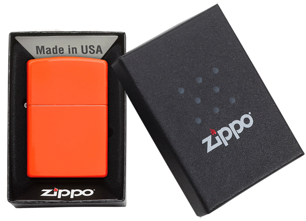 Zippo Feuerzeug Basismodell neon orange in geöffneter Geschenkbox