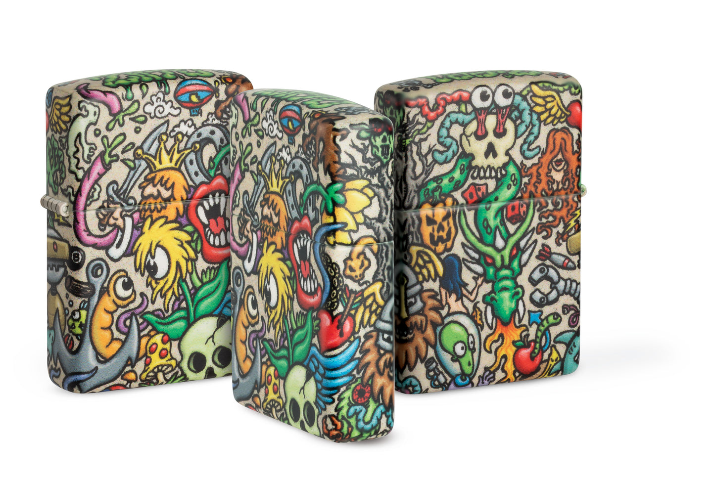 Drei Zippo-Feuerzeuge zeigen fantasievolle, bunte Illustrationen mit Monstern, Totenköpfen und verschiedenen Kreaturen, die eine lebhafte und skurrile Szenerie schaffen.