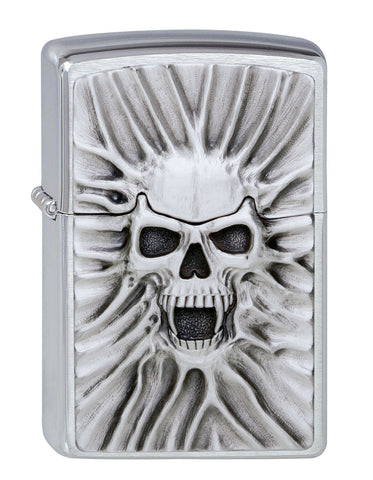 Frontansicht 3/4 Winkel Zippo Feuerzeug chrom schreiender Totenkopf Emblem