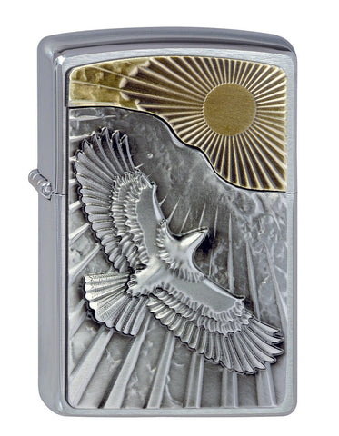 Zippo Feuerzeug Frontansicht ¾ Winkel in gebürstetem Chrom mit Emblem von einem Adler der in Richtung Sonne fliegt