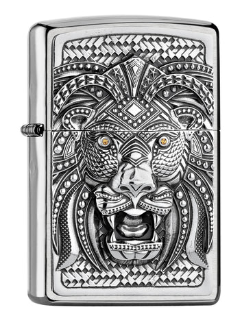 Zippo Feuerzeug Frontansicht ¾ Winkel gebürstetes Chrom mit Emblem von Löwe mit fesselndem Blick und wilder Mähne mit verschiedenen Mustern