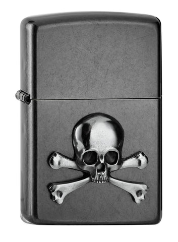 Frontansicht 3/4 Winkel Zippo Feuerzeug grau mit Totenkopf im Jolly Roger Stil