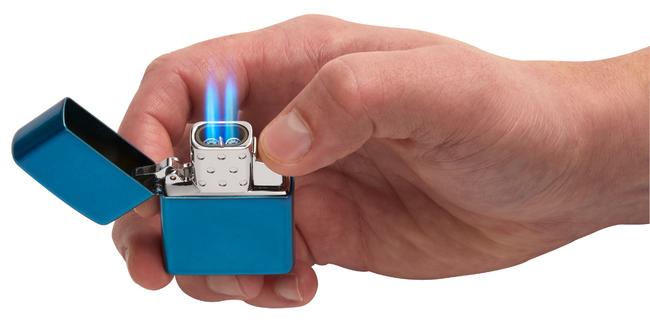Zippo Doppelbrenner Butangaseinsatz mit 2 Flammen angezündet und in Hand gehalten