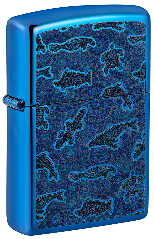 Zippo Feuerzeug Frontansicht ¾ Winkel in Hochglanz blau mit Abbildung von Meeresbewohner im Stil der Aborigine Kunst