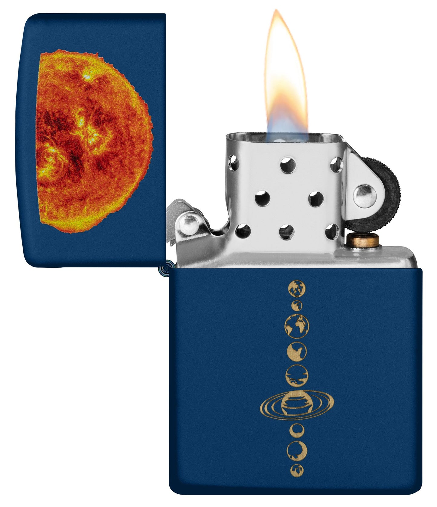Zippo Sturmfeuerzeug Sonnensystem mit explodierender Sonne auf dunkelblauem Hintergrund geöffnet mit Flamme