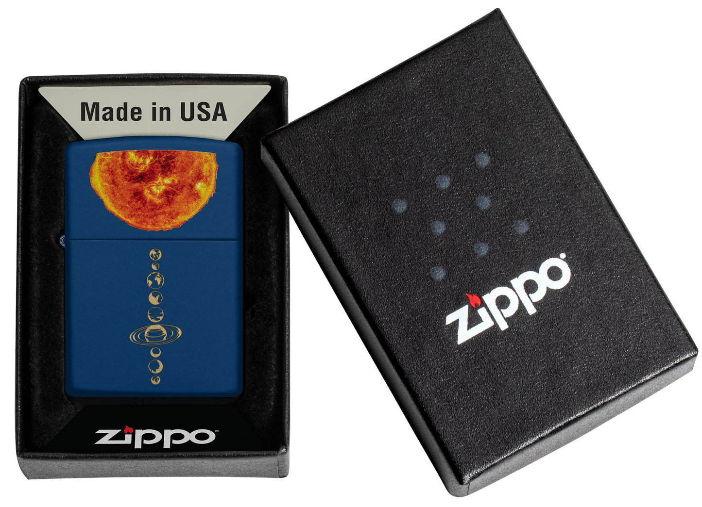 Zippo Sturmfeuerzeug Sonnensystem mit explodierender Sonne auf dunkelblauem Hintergrund in offener Box