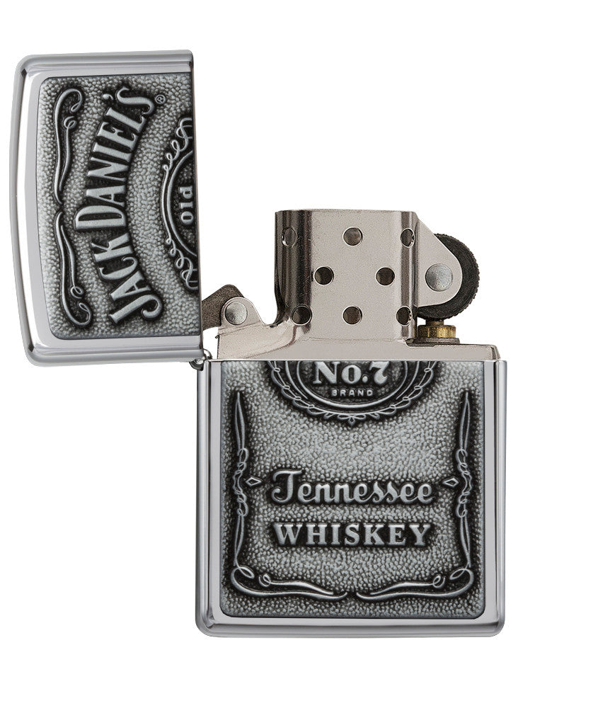 Frontansicht Zippo Feuerzeug High Polish Chrome mit Jack Daniels Emblem geöffnet
