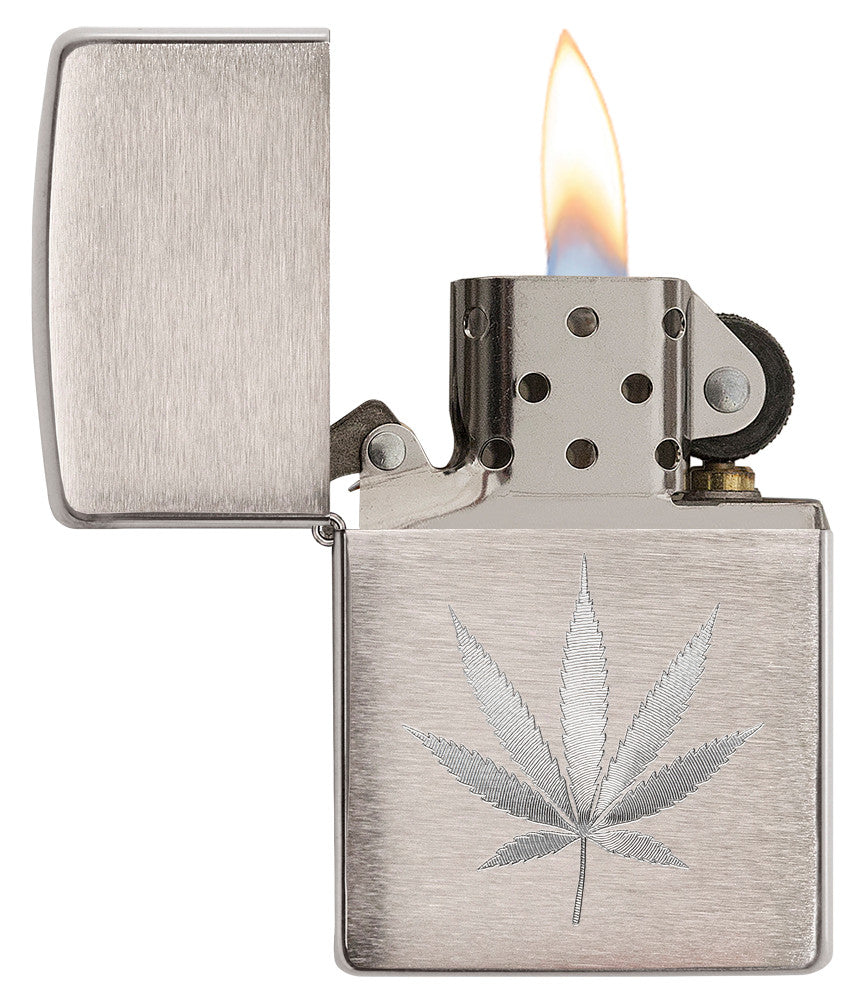 Zippo Feuerzeug chrom gebürstet Hanfblatt eingraviert geöffnet mit Flamme