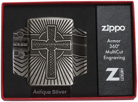 Zippo Feuerzeug Frontansicht Armor® Antiksilber mit tiefer Gravur von einem Kreuz mit Heiligenschein in offener luxuriöser Geschenkbox