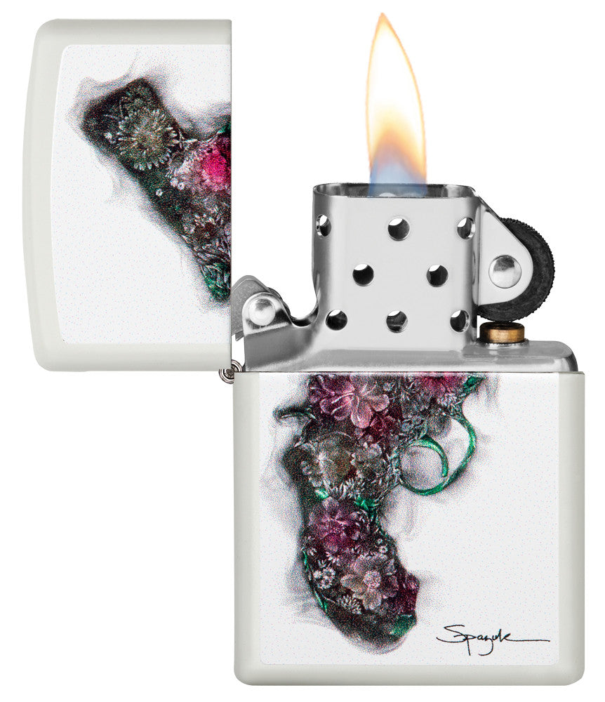 Zippo Feuerzeug weiß mit Pistole by Spazuk geöffnet mit Flamme