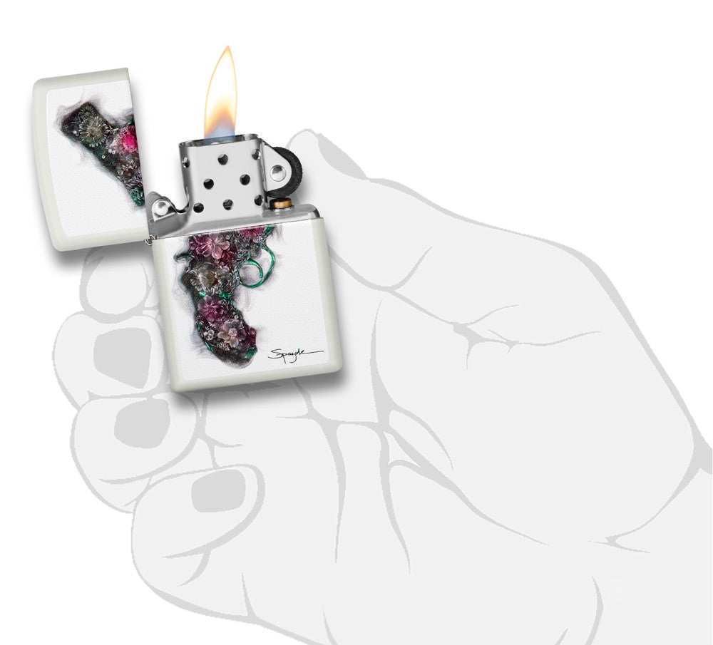 Zippo Feuerzeug weiß mit Pistole by Spazuk geöffnet mit Flamme in stilisierter Hand