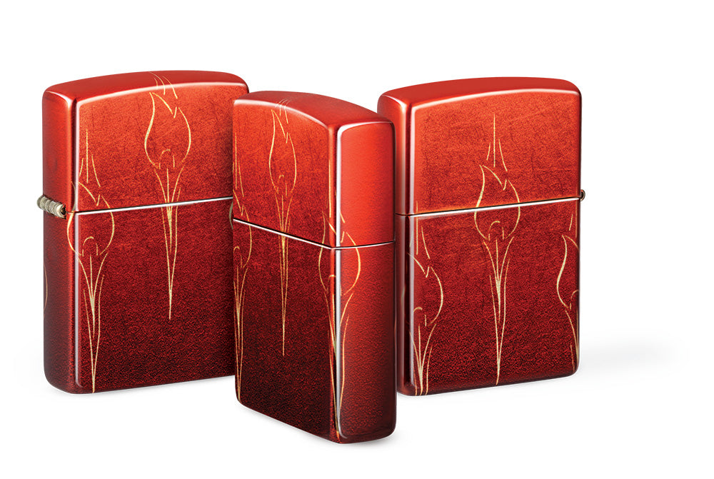 Drei rote Zippo-Feuerzeuge mit goldenen Flammenmustern stehen nebeneinander auf einer weißen Fläche, wobei eines leicht geöffnet ist.