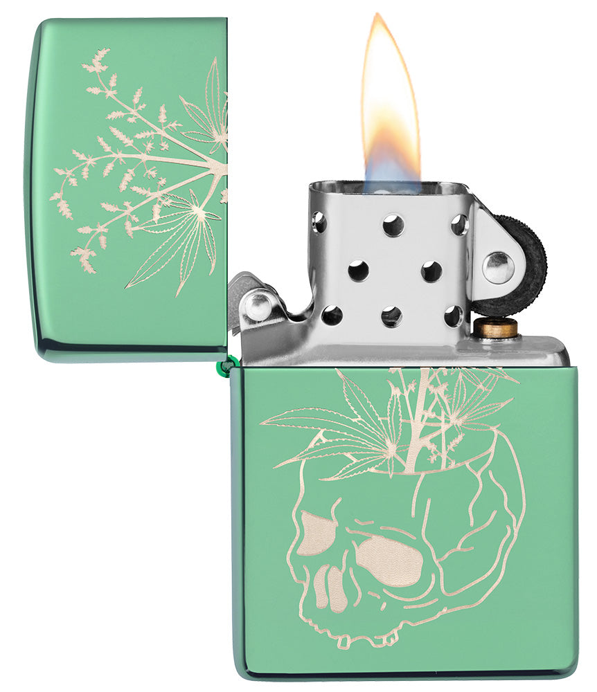 Zippo Feuerzeug Frontansicht Hochglanz grün geöffnet und angezündet mit Gravur von einem Blumentopf in Totenkopf Form mit Hanfpflanze drin