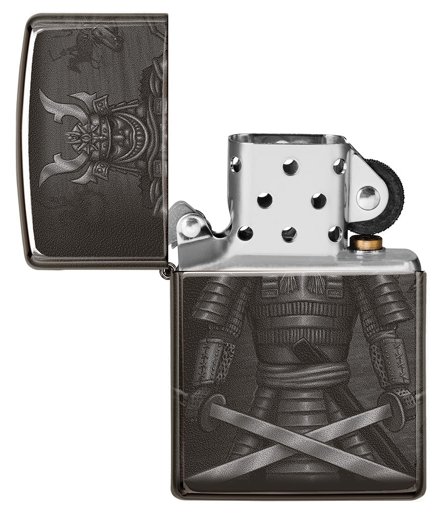 Frontansicht Zippo Feuerzeug Schwarz glänzend mit Krieger der Samurai mit gekreuzten Schwertern geöffnet