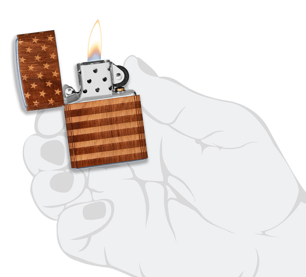 Zippo Feuerzeug chrom Woodchuck american Flag 360° geöffnet mit Flamme in stilisierter Hand