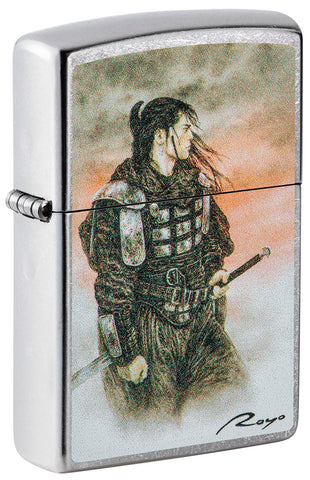 Zippo Feuerzeug Frontansicht ¾ Winkel Farbabbildung eines asiatischen Kriegers in grüner Kampfausrüstung im Nebel des Sonnenuntergangs