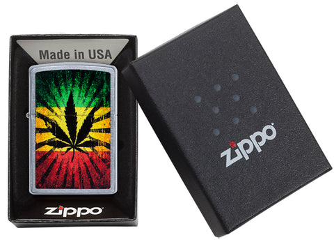  Zippo Feuerzeug chrom mit Hanfblatt auf Jamaikafarben Hintergrund in offener Box