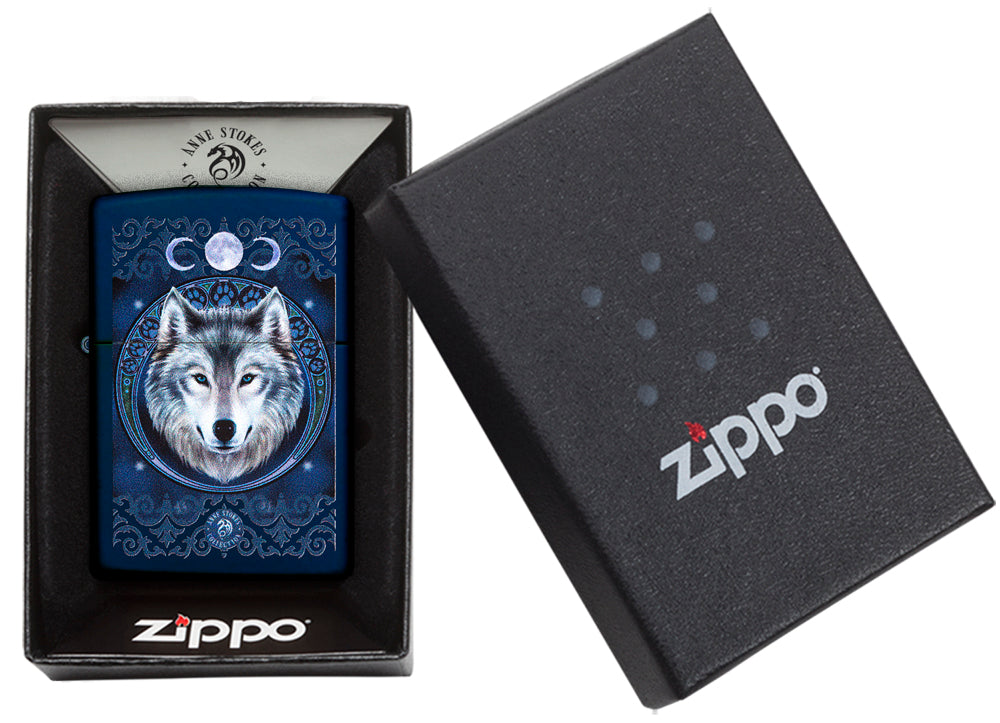Zippo Feuerzeug Frontansicht in marineblau matt mit Wolfsgesicht Abbildung und diversen fantasievollen Elementen designt von Anne Stokes in offener Geschenkbox