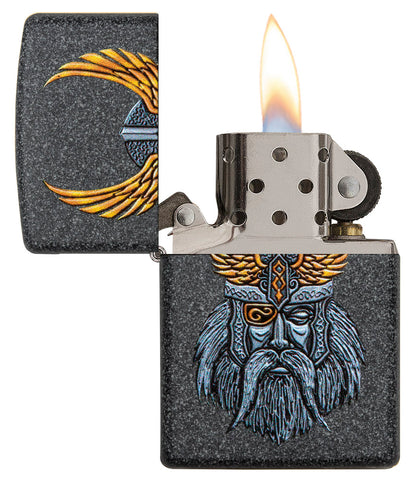 Zippo Feuerzeug grau mit dem Kopf von Göttervater Odin geöffnet mit Flamme