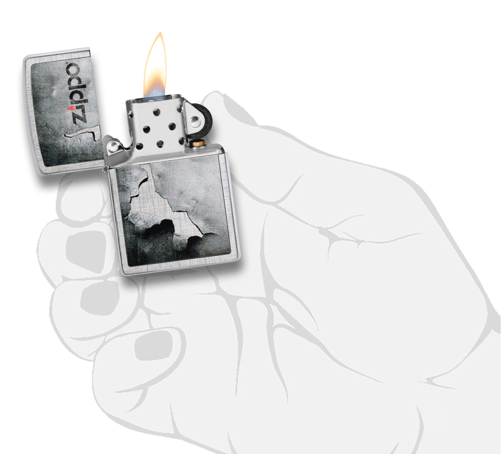 Zippo Feuerzeug chrom Zippo Logo auf abblätterndem Metall geöffnet mit Flamme in stilisierter Hand