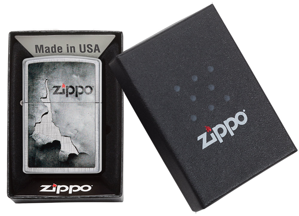Zippo Feuerzeug chrom Zippo Logo auf abblätterndem Metall in offener Box