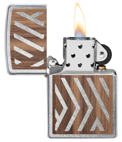 Zippo Woodchuck mit Linienmuster geöffnet mit Flamme