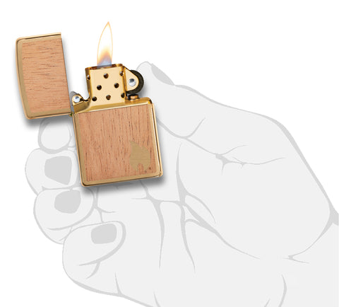 Zippo Woodchuck Mahagoni Holz mit kleiner goldfarbenen Zippo Flamme in unterer rechter Ecke geöffnet mit Flamme in stilisierter Hand