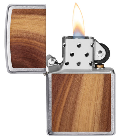 Zippo Woodchuck Zedernhols geöffnet mit Flamme