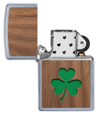 Zippo Woodchuck mit grünem Kleeblatt geöffnet