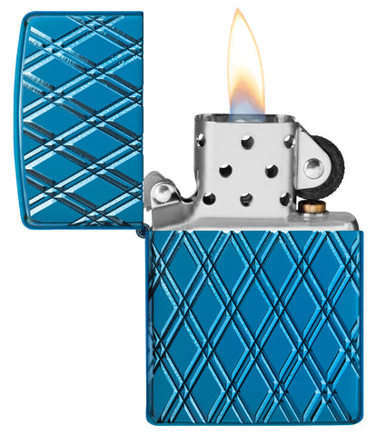 Zippo Feuerzeug dickwandig Frontansicht geöffnet und angezündet in blau mit tief eingravierten Diamantenformen