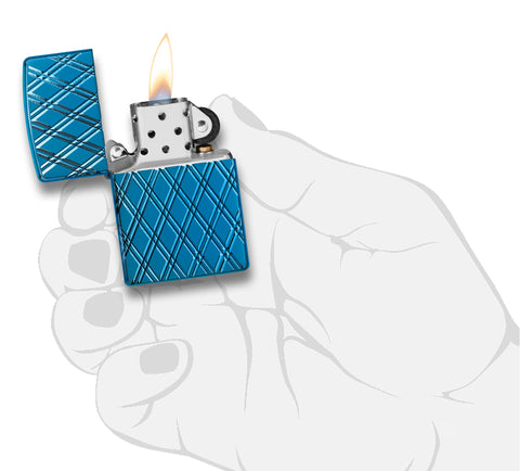 Zippo Feuerzeug dickwandig Frontansicht geöffnet und angezündet in blau mit tief eingravierten Diamantenformen in stilisierter Hand