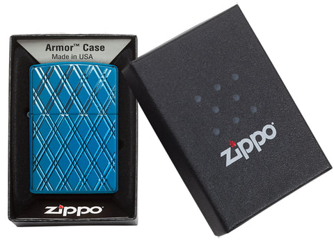 Zippo Feuerzeug dickwandig Frontansicht in blau mit tief eingravierten Diamantenformen in offener Box
