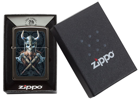 Zippo Feuerzeug Frontansicht Hochglanz schwarz mit Wikinger Totenkopf Abbildung, überkreuzten Äxten und schwarzen Schnörkeln im Hintergrund in offener Box