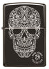 Zippo Feuerzeug Frontansicht Hochglanz schwarz mit eingraviertem Totenschädel aus Schnörkeln designt von Anne Stokes