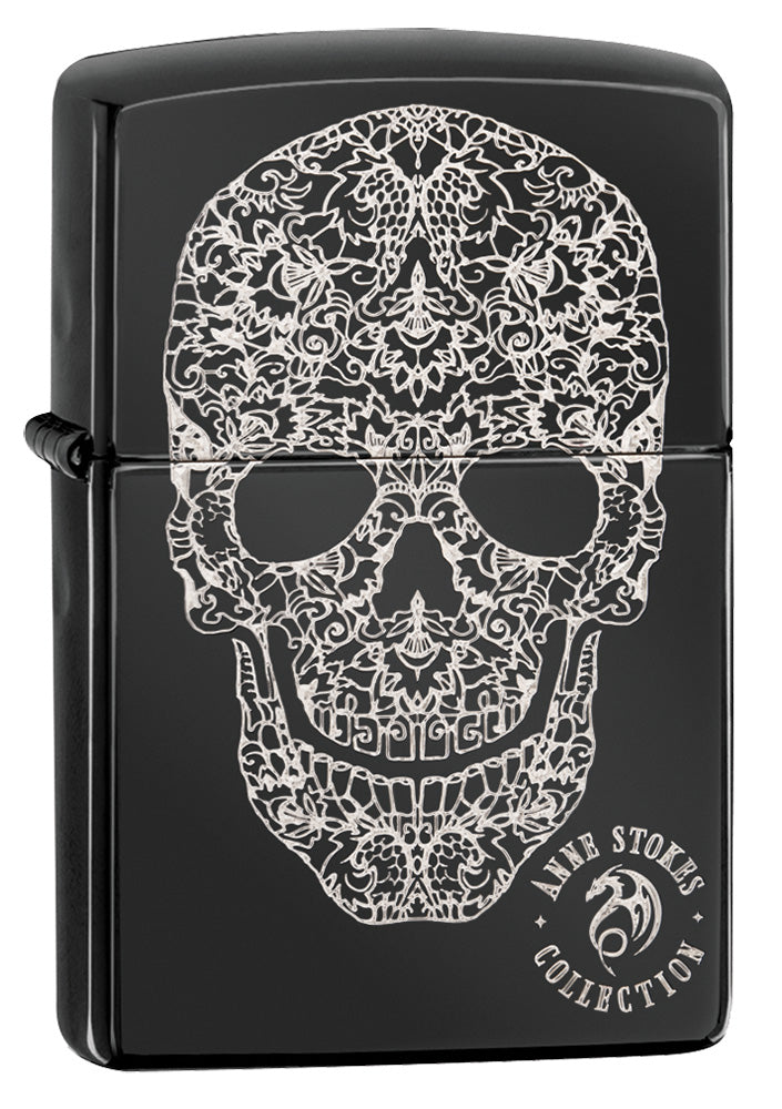 Zippo Feuerzeug Frontansicht ¾ Winkel Hochglanz schwarz mit eingraviertem Totenschädel aus Schnörkeln designt von Anne Stokes