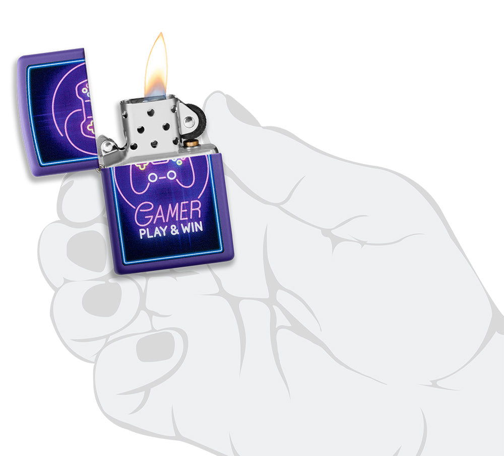 Zippo Feuerzeug lila mit Controller und dem Schriftzug Play & Win geöffnet mit Flamme in stilisierter Hand
