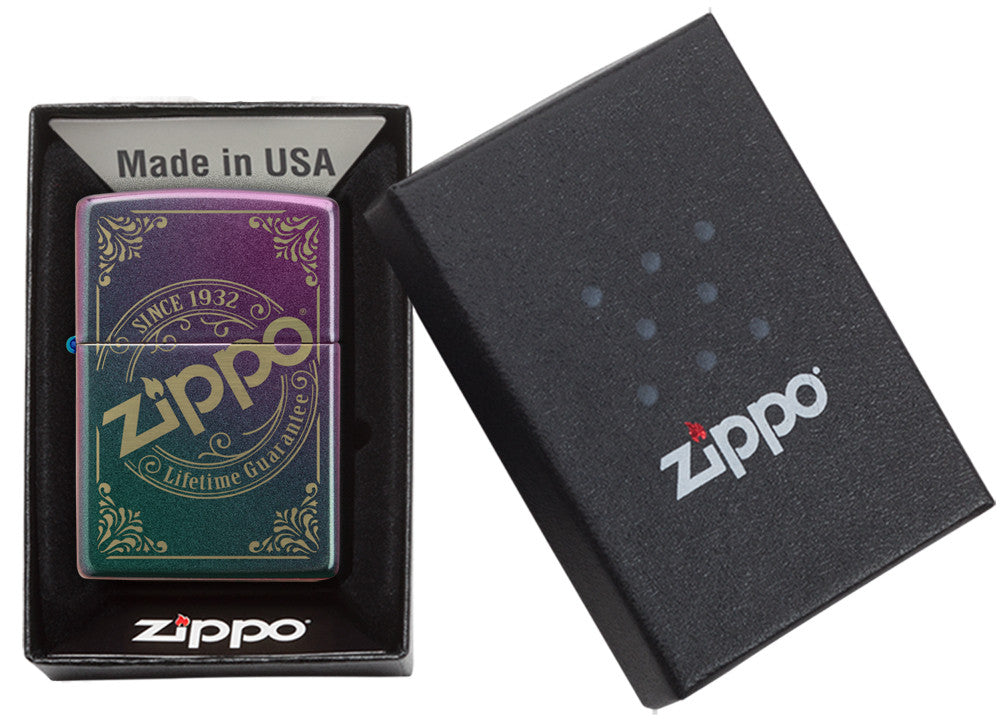 Frontansicht Zippo Feuerzeug Iridescent Matte mit Zippo Stempel Logo als Laser Gravur in geöffneter Geschenkverpackung