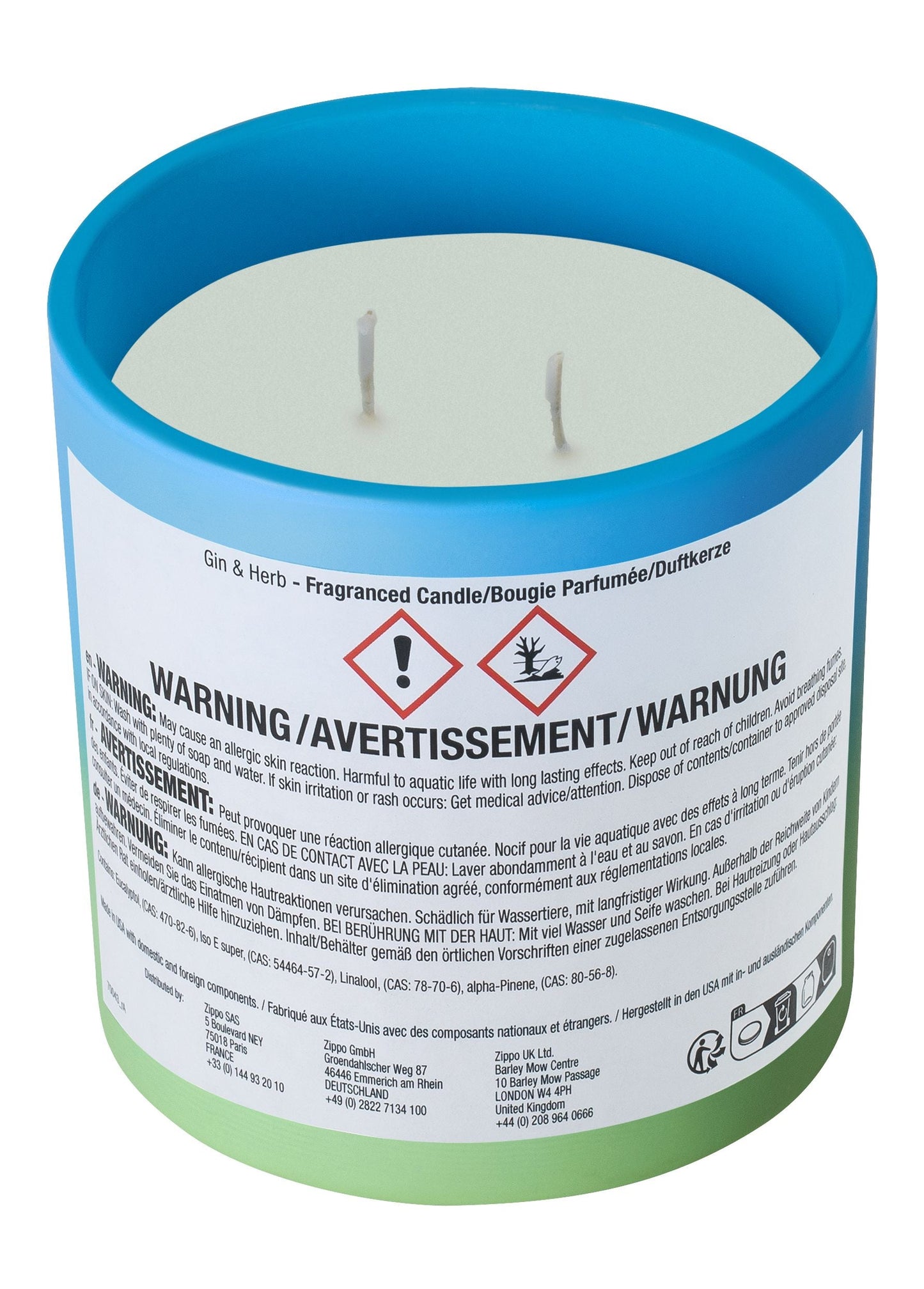 Eine blaue Duftkerze von Zippo mit zwei Dochten trägt ein Etikett mit Sicherheitswarnungen in mehreren Sprachen, umgeben von Symbolen und Herstellerinformationen.