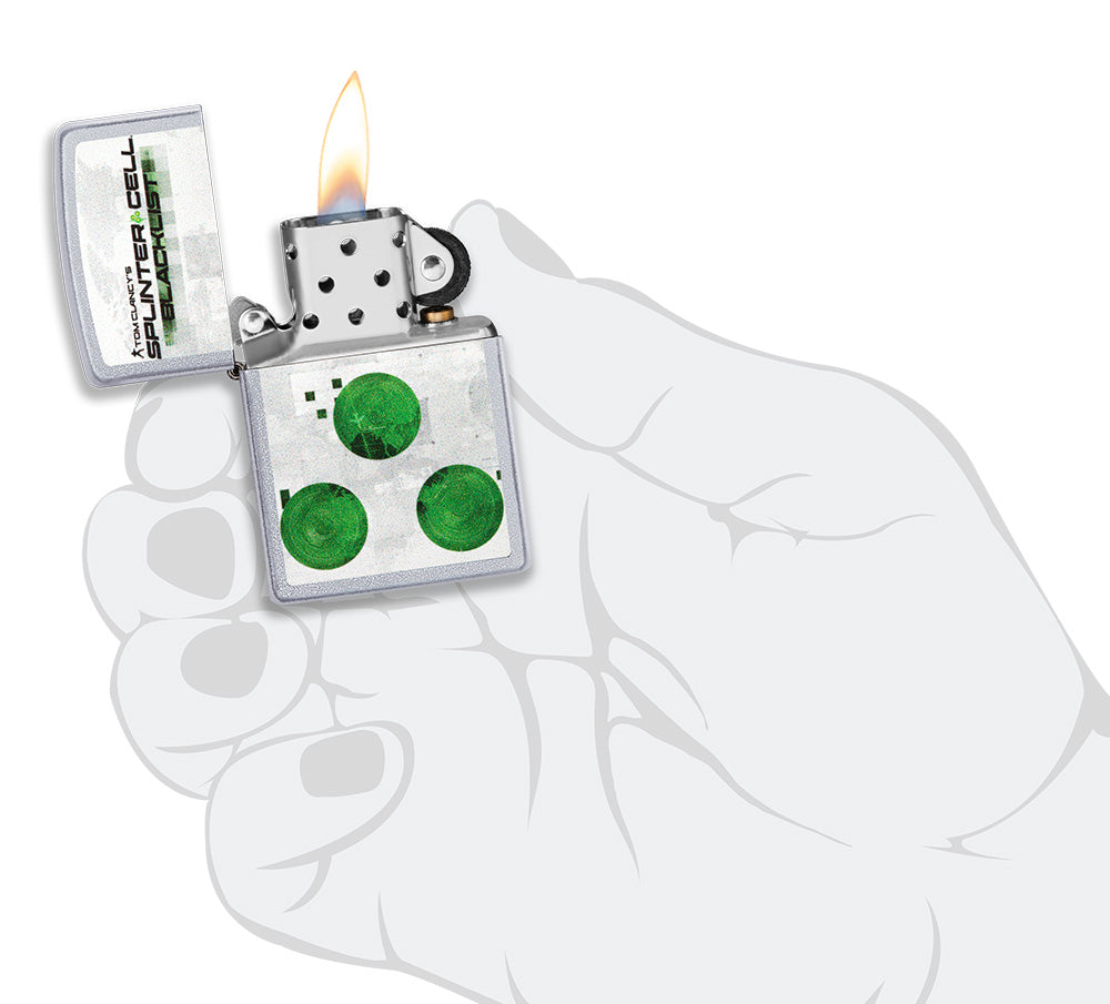 Frontansicht Zippo Feuerzeug Chrome gebürstet Tom Clancys Splinter Cell® mit Motiv geöffnet mit Flamme in stilisierter Hand