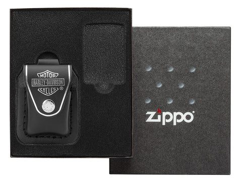 Frontansicht Zippo Geschenkbox mit Harley-Davidson® Leder Pouch schwarz ohne Feuerzeug