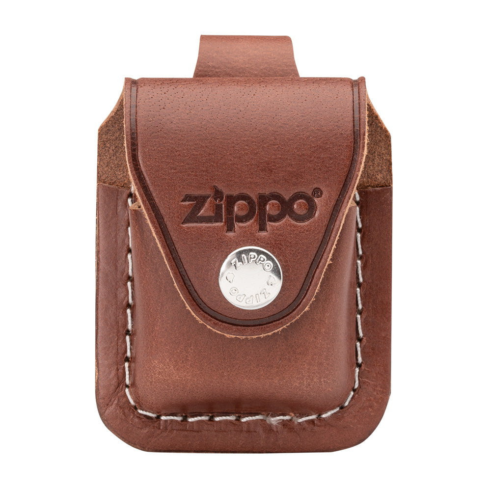 Frontansicht Zippo Lederpouch braun mit Zippo Logo und Druckknopf