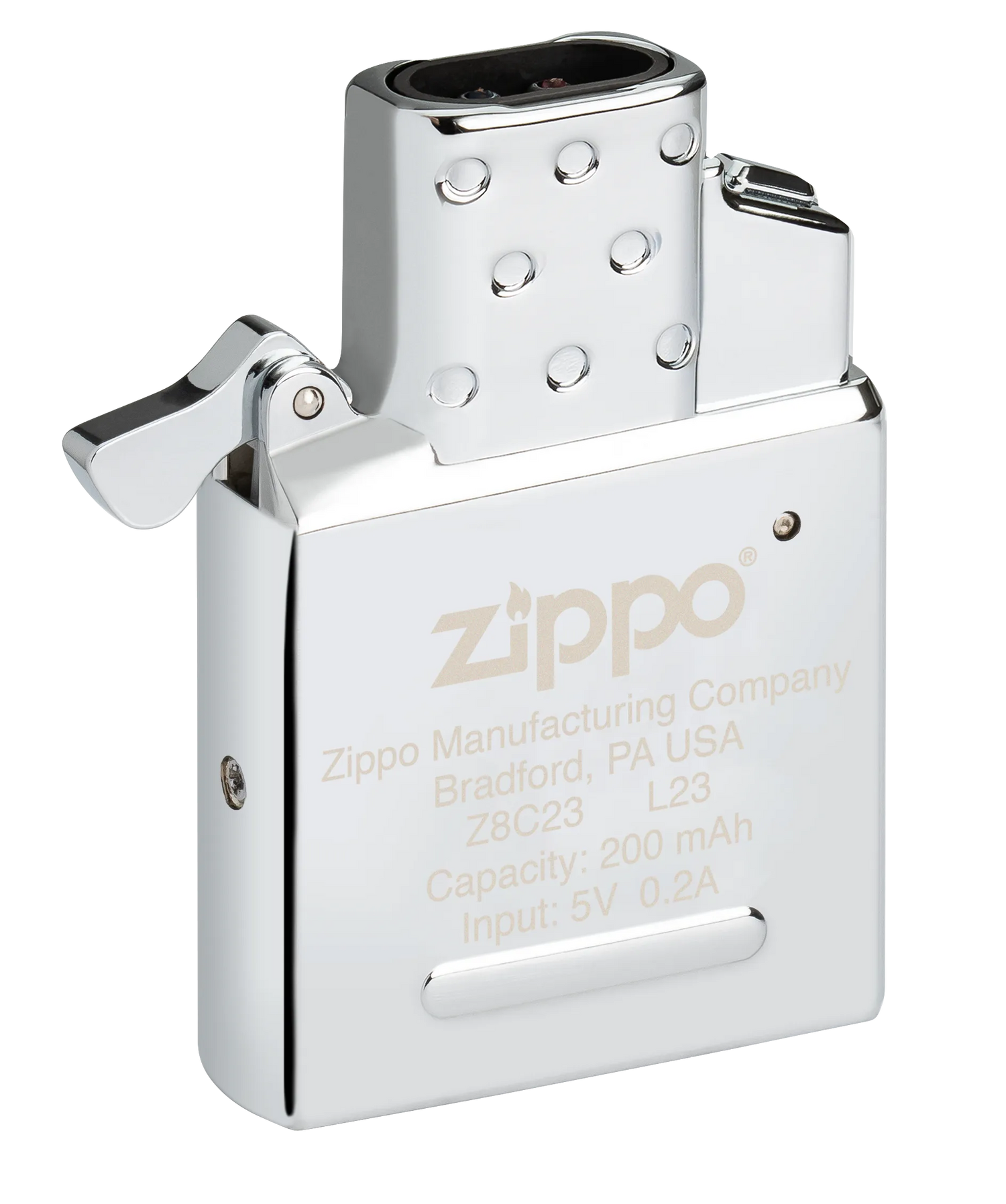 Ein silbernes Zippo-Feuerzeug mit geöffnetem Deckel zeigt eine gravierte Aufschrift: "Zippo Manufacturing Company Bradford, PA USA Z8C23 L23 Capacity: 200 mAh Input: 5V 0.2A" im Studio.