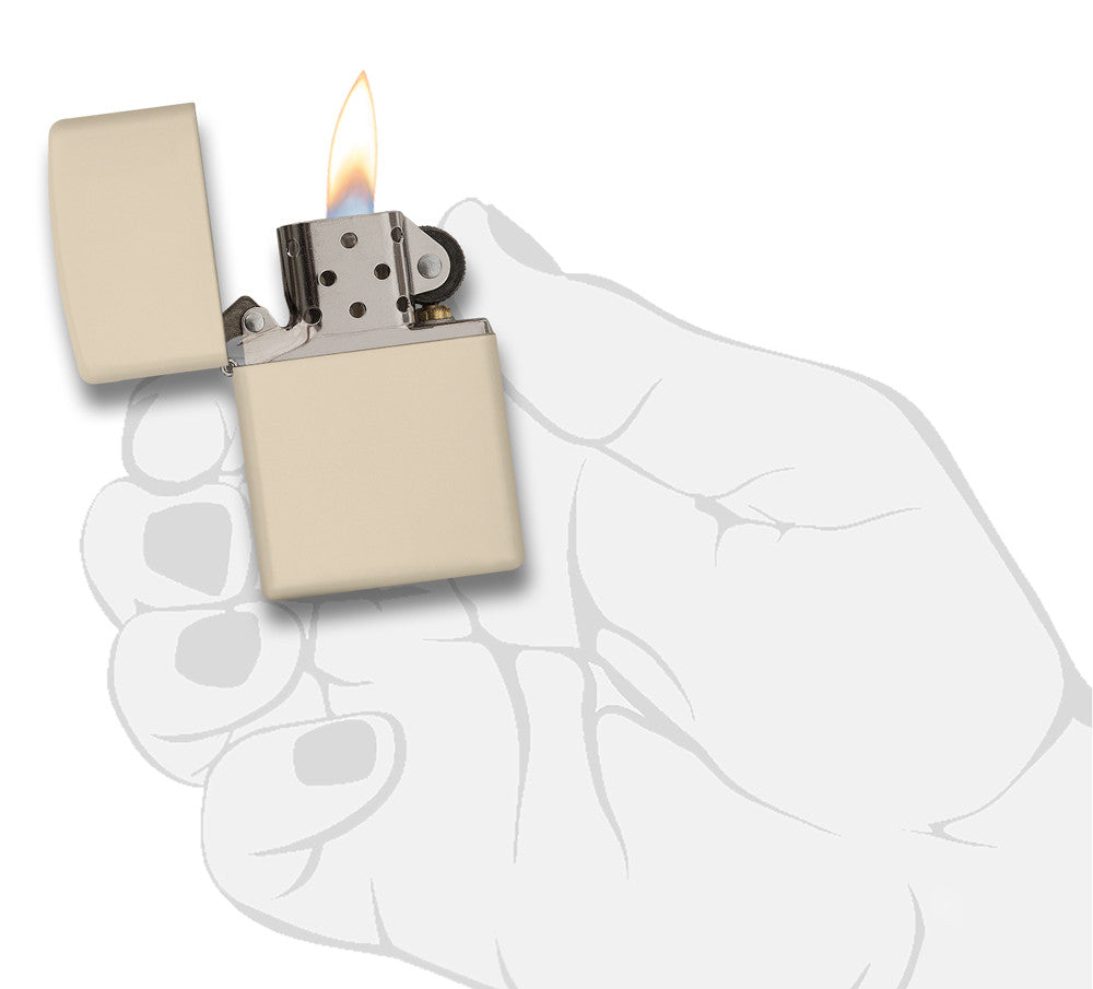 Zippo Feuerzeug Frontansicht Basismodell Creme Matt geöffnet und angezündet in stilisierter Hand