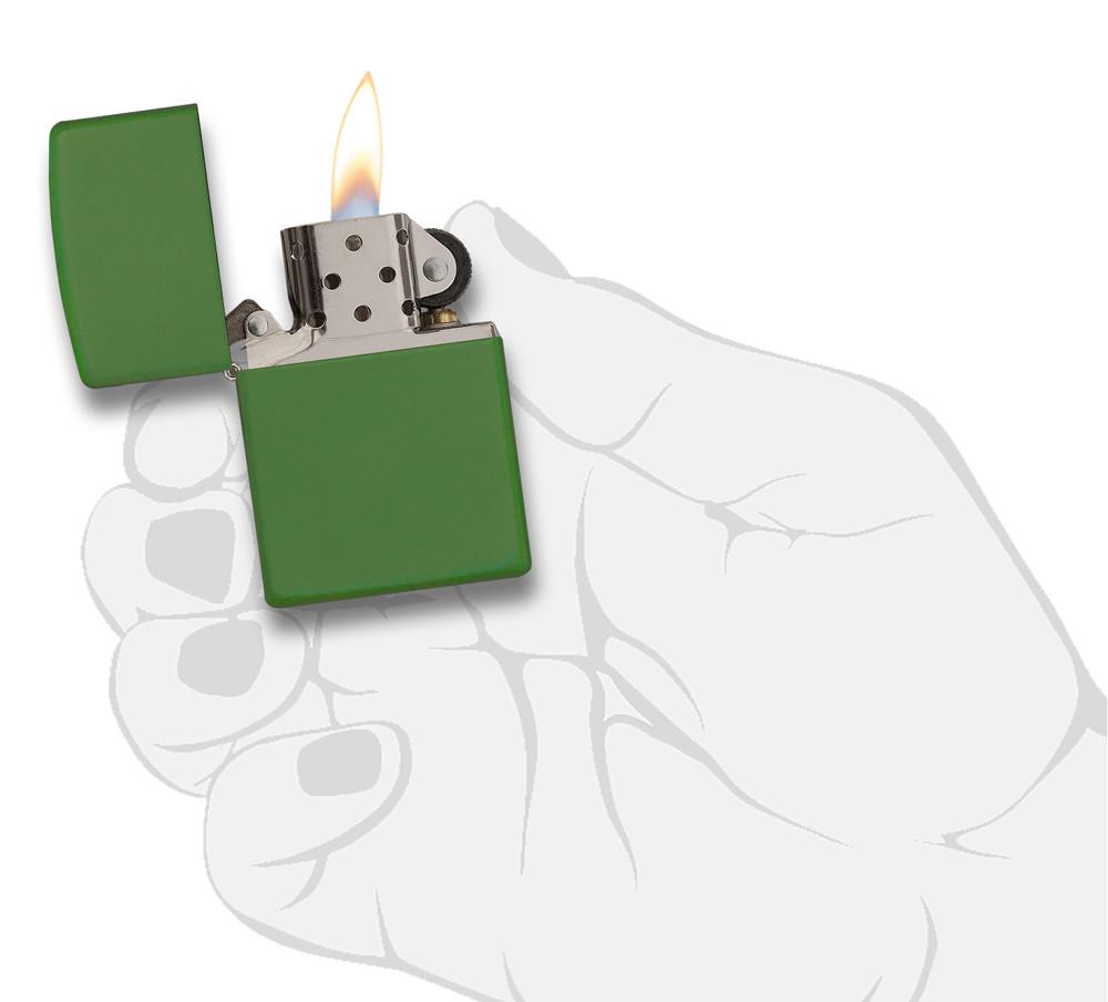 Zippo Feuerzeug Moss Green Matte Basismodell geöffnet mit Flamme in stilistischer Hand