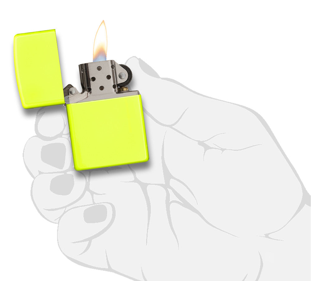 Zippo Feuerzeug Basismodell neon gelb geöffnet mit Flamme in stilisierter Hand