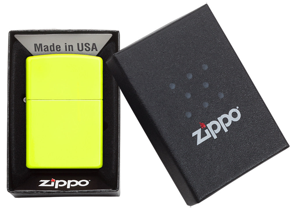 Zippo Feuerzeug Basismodell neon gelb in offener Geschenkdose