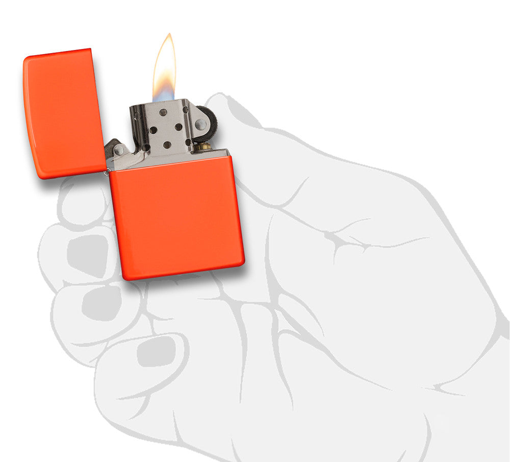 Zippo Feuerzeug Basismodell neon orange geöffnet mit Flamme in stilisierter Hand