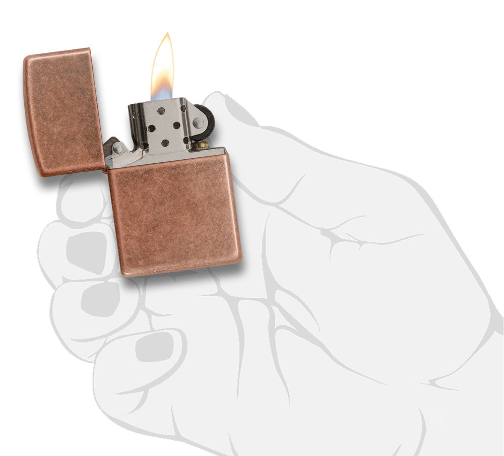 Zippo Feuerzeug Frontansicht aus Messing geöffnet und angezündet in antiker Kupfer Optik als Basismodell in stilisierter Hand