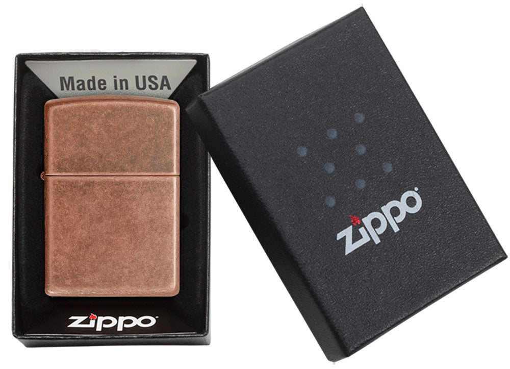 Zippo Feuerzeug Frontansicht aus Messing in antiker Kupfer Optik als Basismodell in offener Box