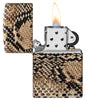 Zippo Feuerzeug in Farben einer Cobrahaut von allen Seiten bedruckt geöffnet mit Flamme